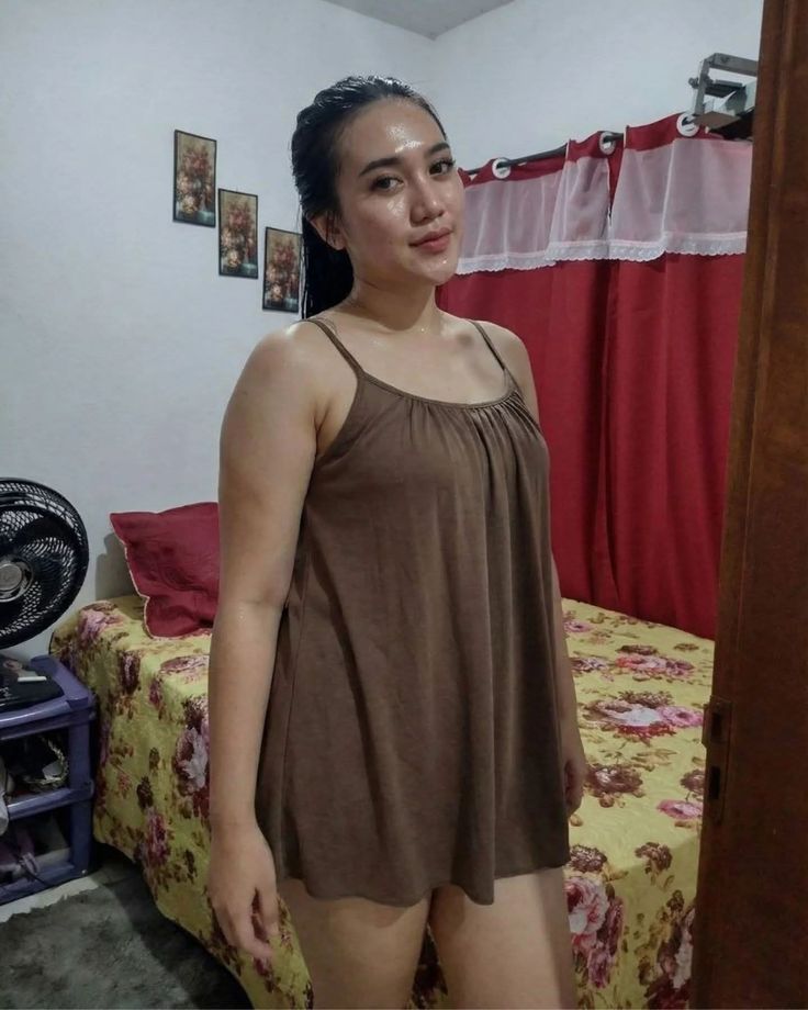 Ketahuan Ngintip Tante Rina di Kamar Mandi